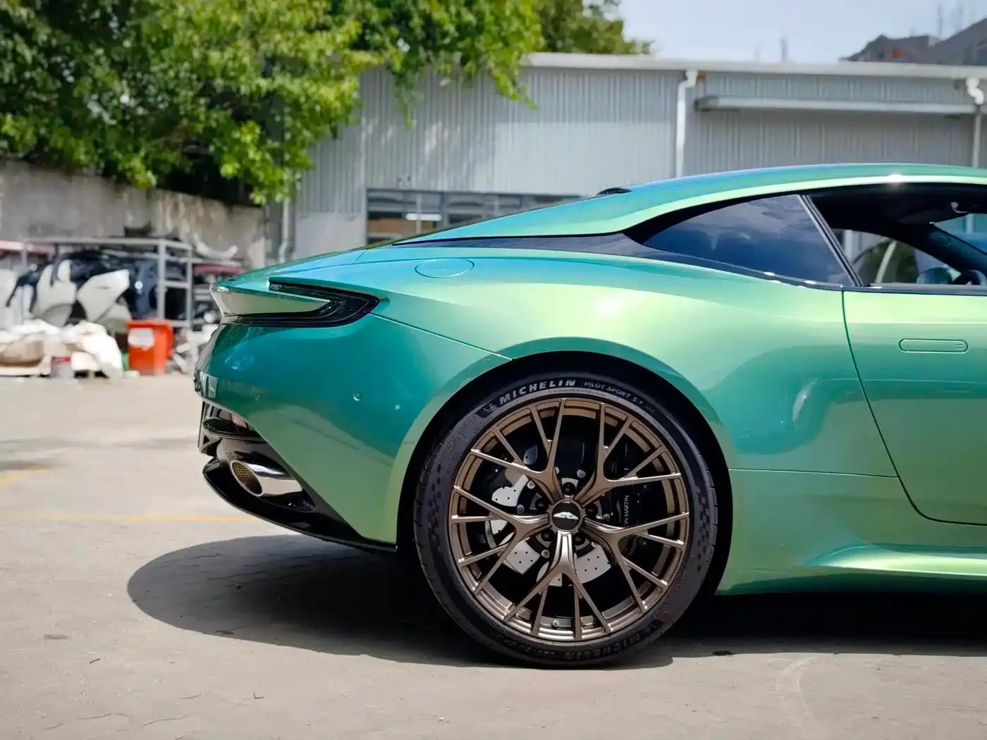 Aston Martin DB12 2025 4.0T V8 Coupe — миниатюра 7