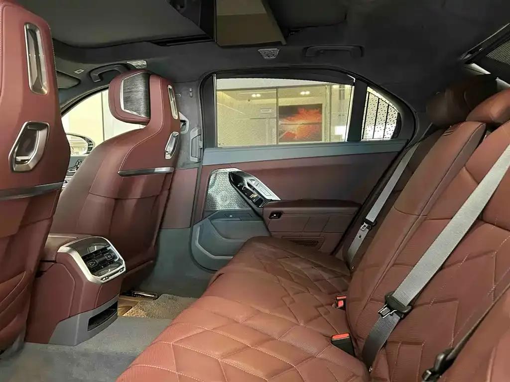 2023 BMW i7 xDrive60L M Sport Package — миниатюра 14