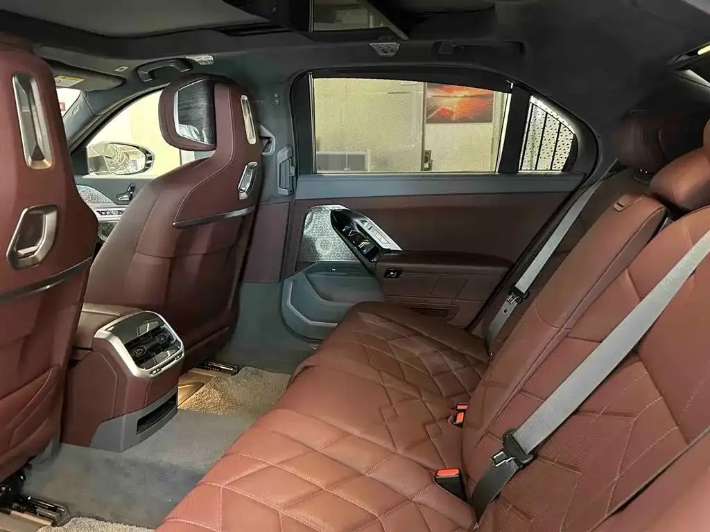 2023 BMW i7 xDrive60L M Sport Package — миниатюра 15