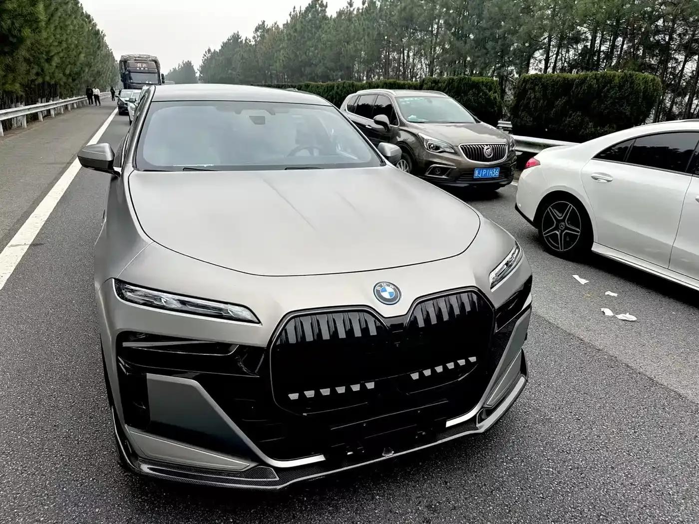2023 BMW i7 xDrive60L M Sport Package — миниатюра 3