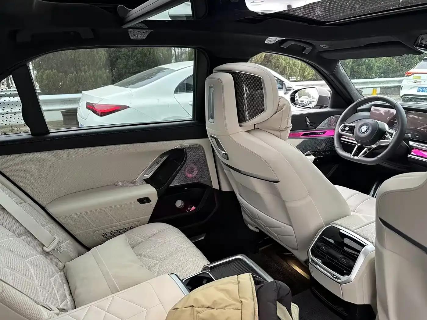 2023 BMW i7 xDrive60L M Sport Package — миниатюра 9