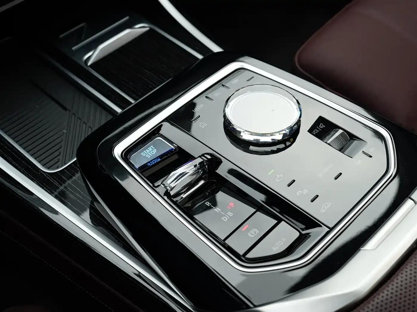 2023 BMW i7 xDrive60L M Sport Package — миниатюра 12