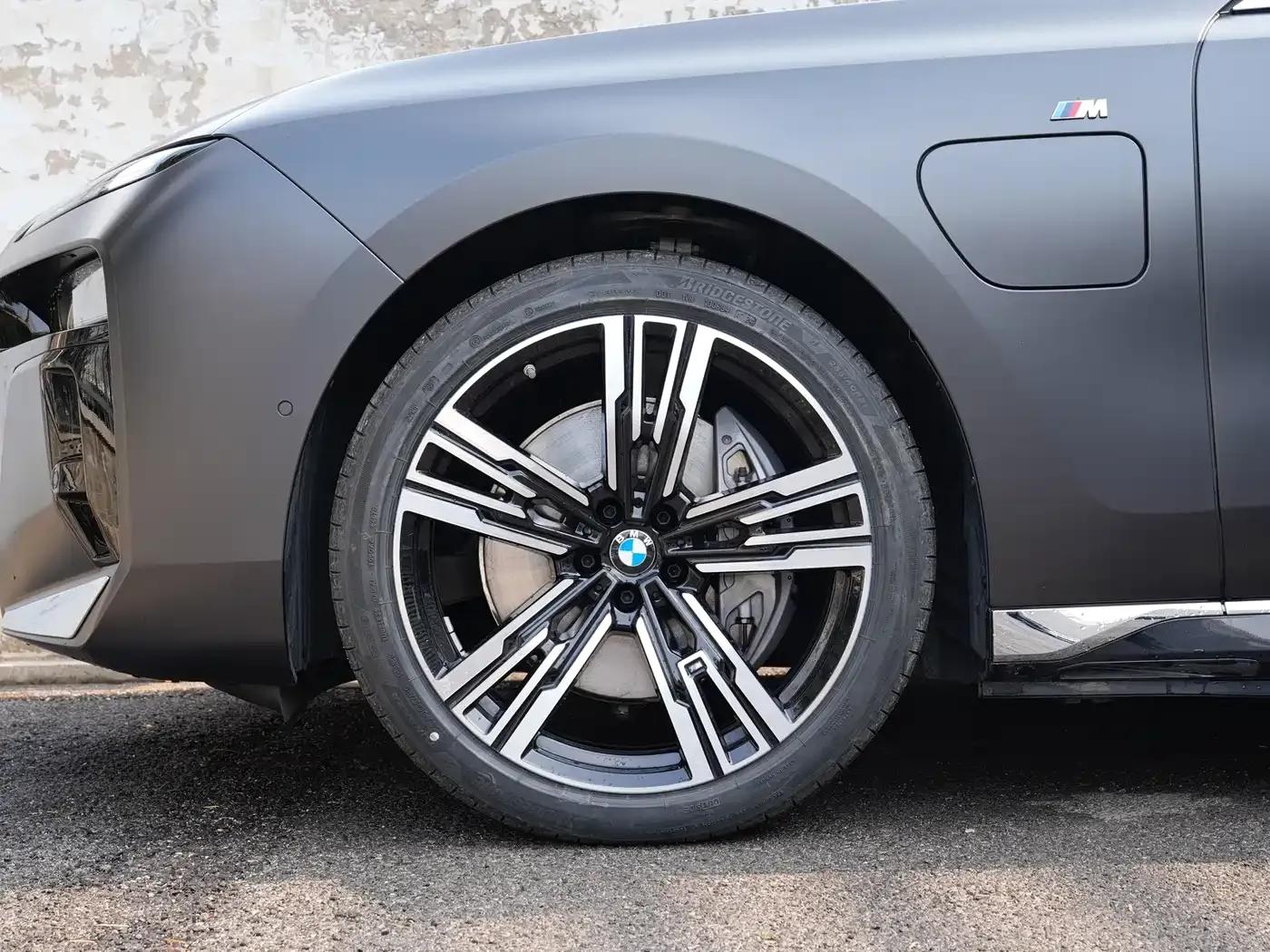 2023 BMW i7 xDrive60L M Sport Package — миниатюра 6