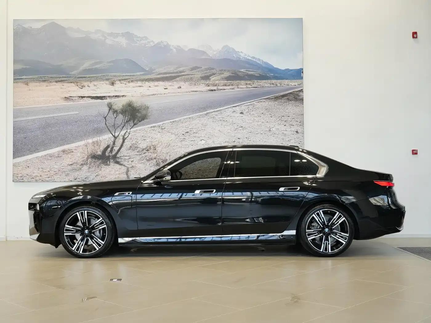 2023 BMW i7 xDrive60L M Sport Package — миниатюра 2