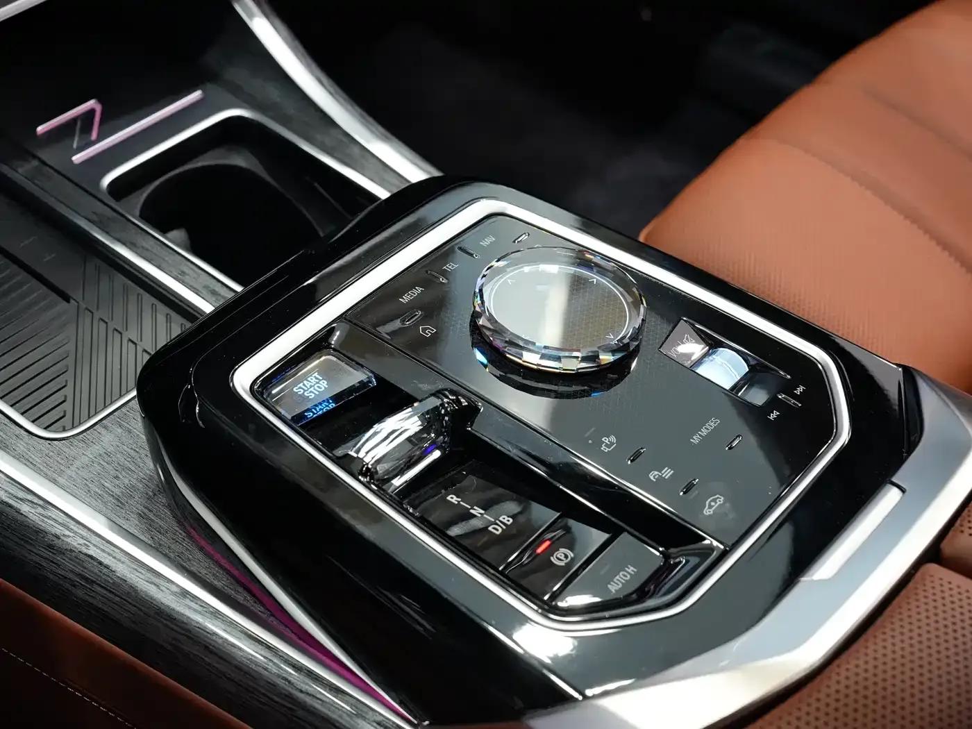 2023 BMW i7 xDrive60L M Sport Package — миниатюра 14
