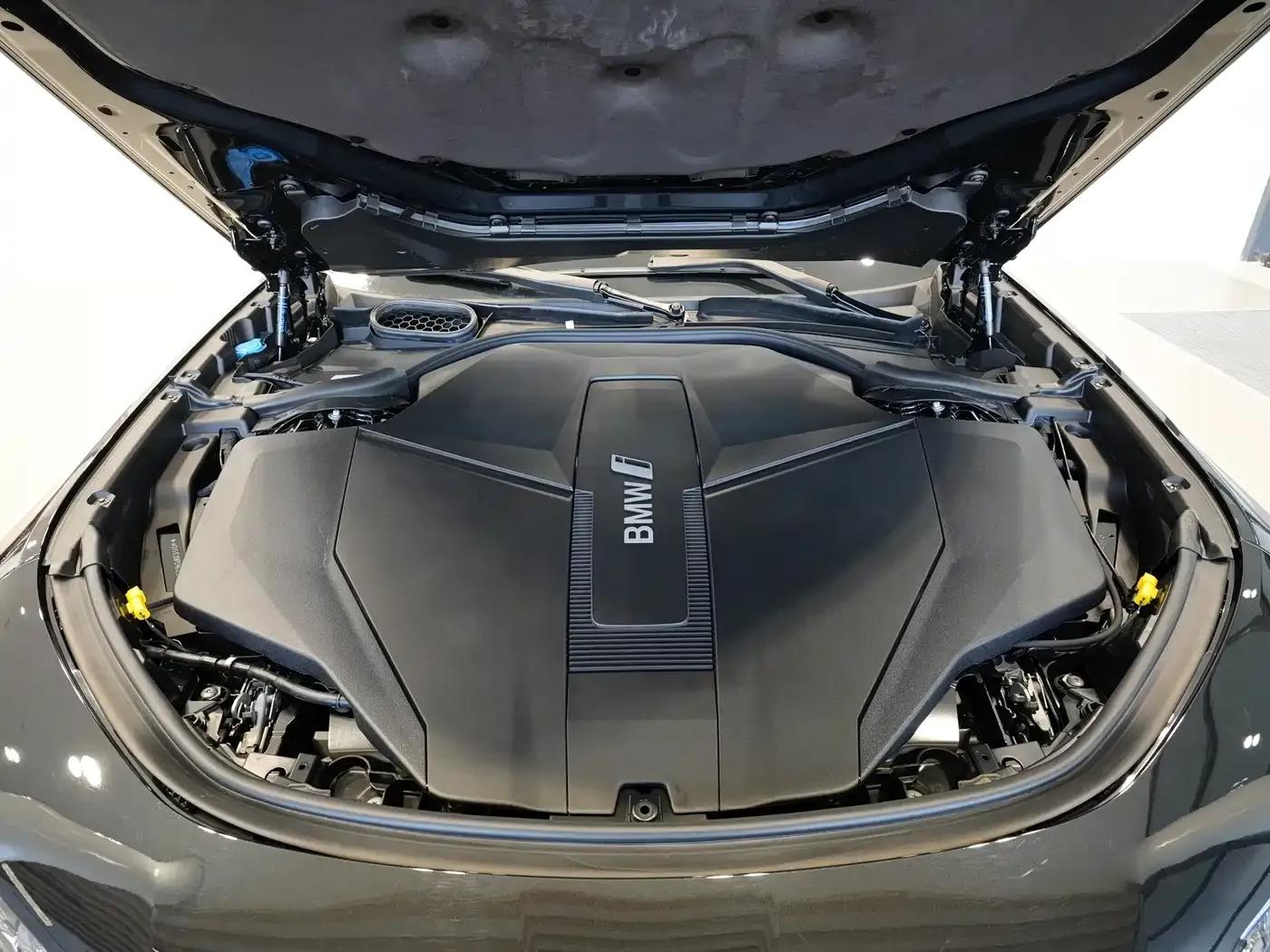 2023 BMW i7 xDrive60L M Sport Package — миниатюра 5