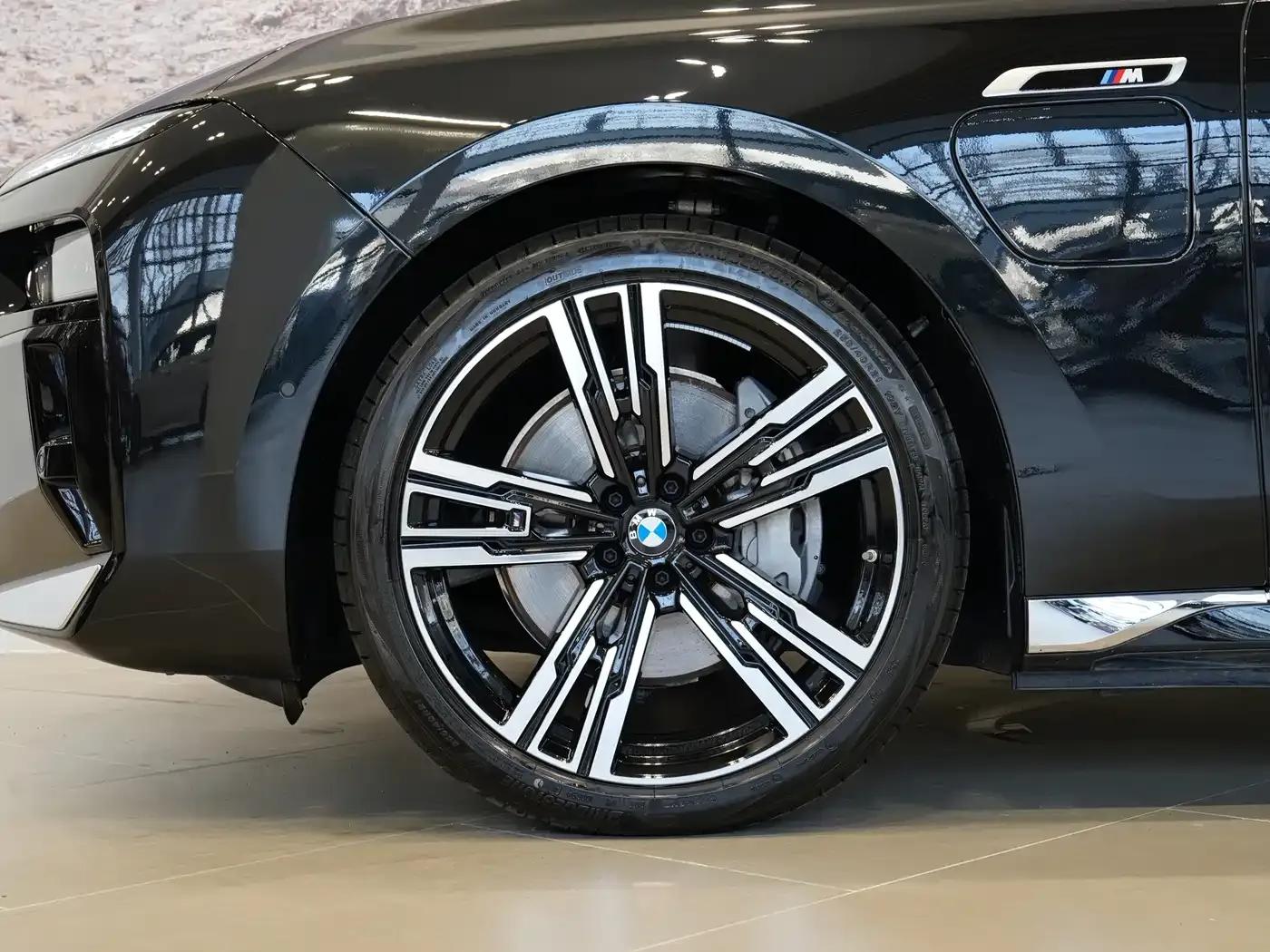 2023 BMW i7 xDrive60L M Sport Package — миниатюра 6