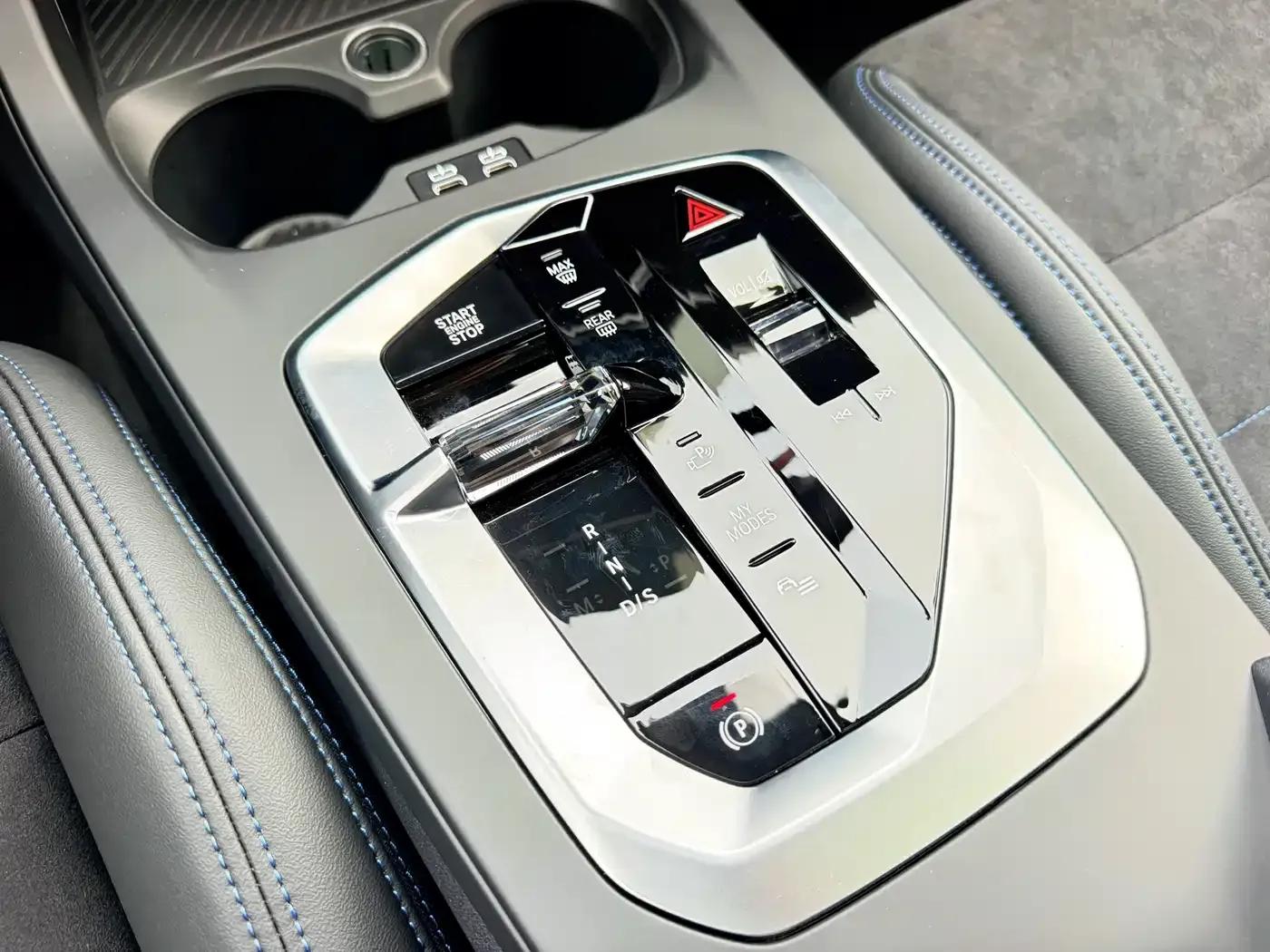 2025 BMW M235L — миниатюра 13