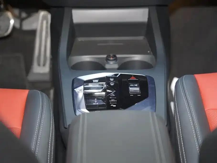 2025 BMW M235L — миниатюра 13