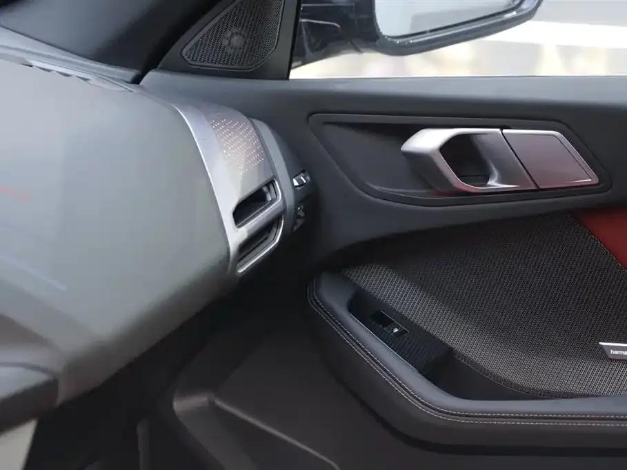 2025 BMW M235L — миниатюра 17