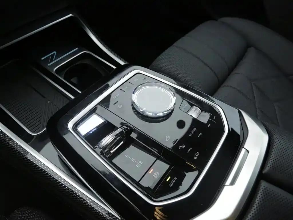 BMW i7 M70L 2023 Model — миниатюра 11