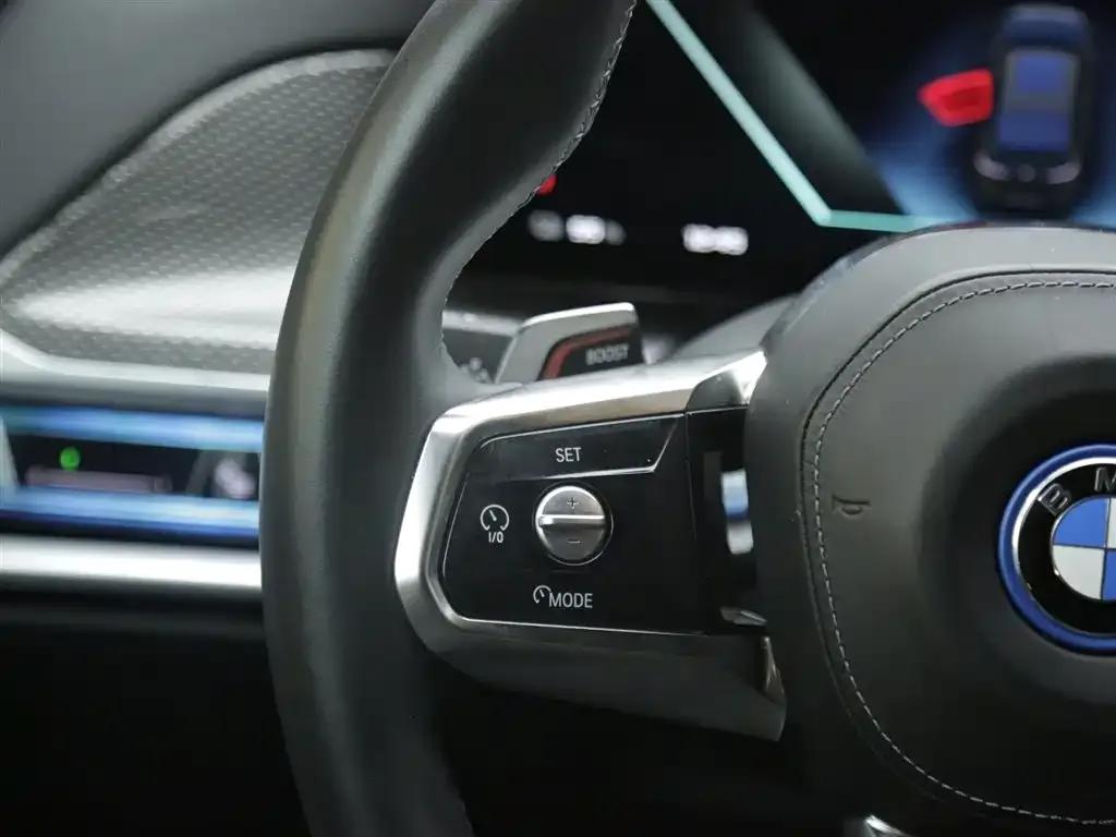 BMW i7 M70L 2023 Model — миниатюра 15