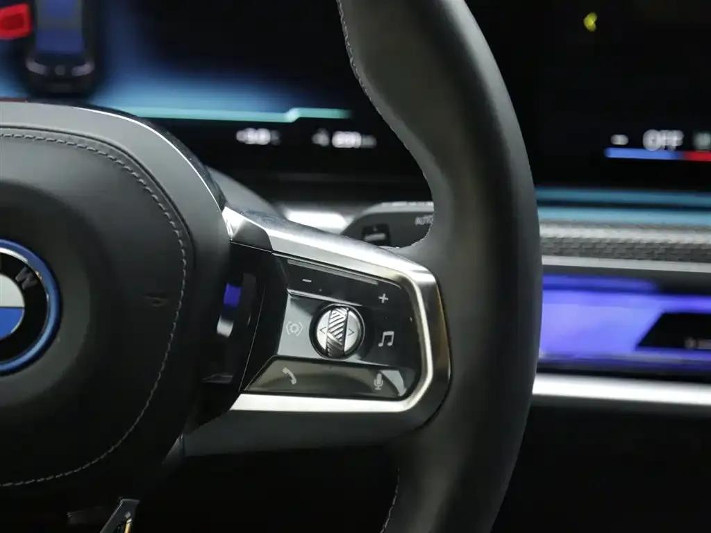 BMW i7 M70L 2023 Model — миниатюра 16
