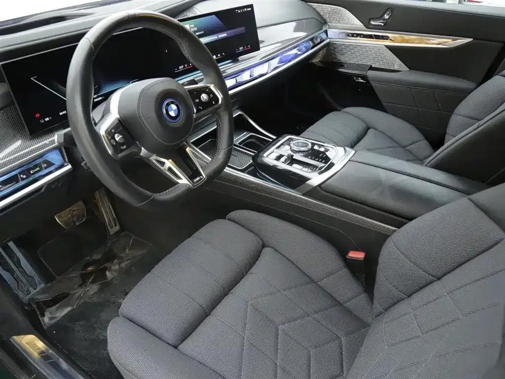 BMW i7 M70L 2023 Model — миниатюра 8