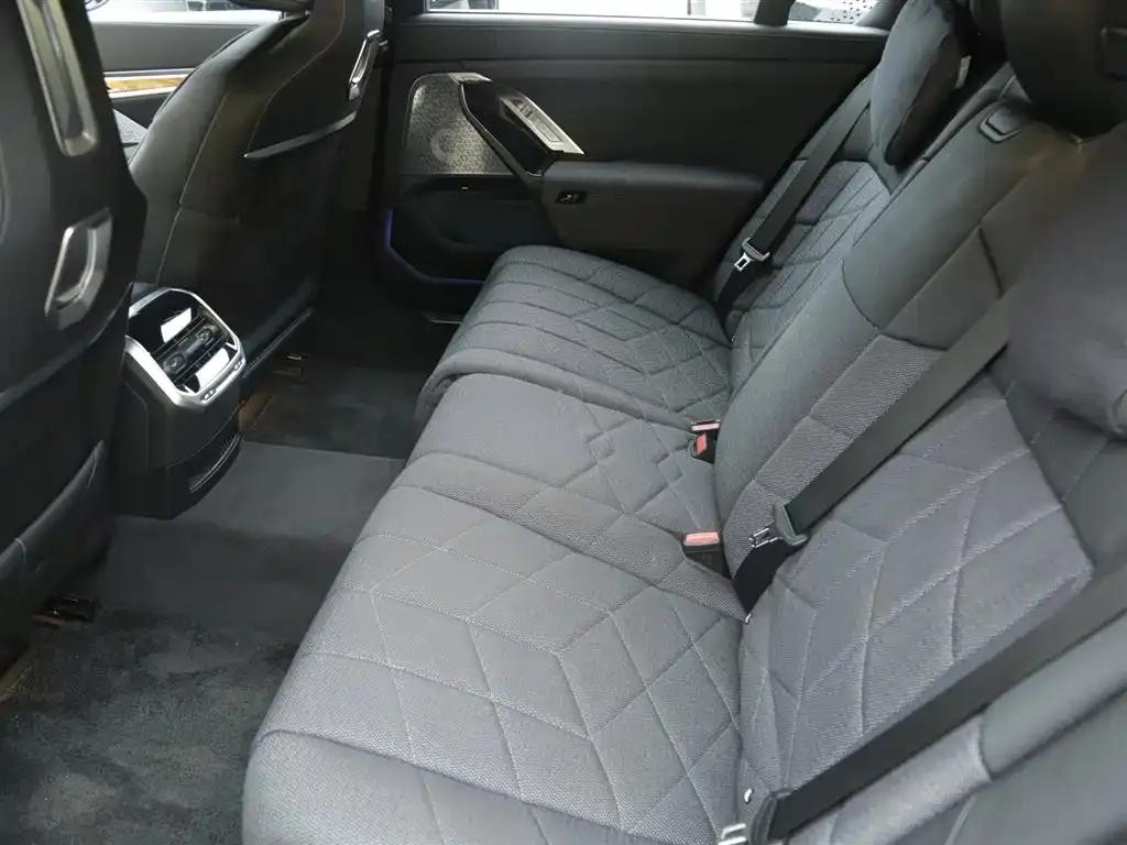 BMW i7 M70L 2023 Model — миниатюра 9