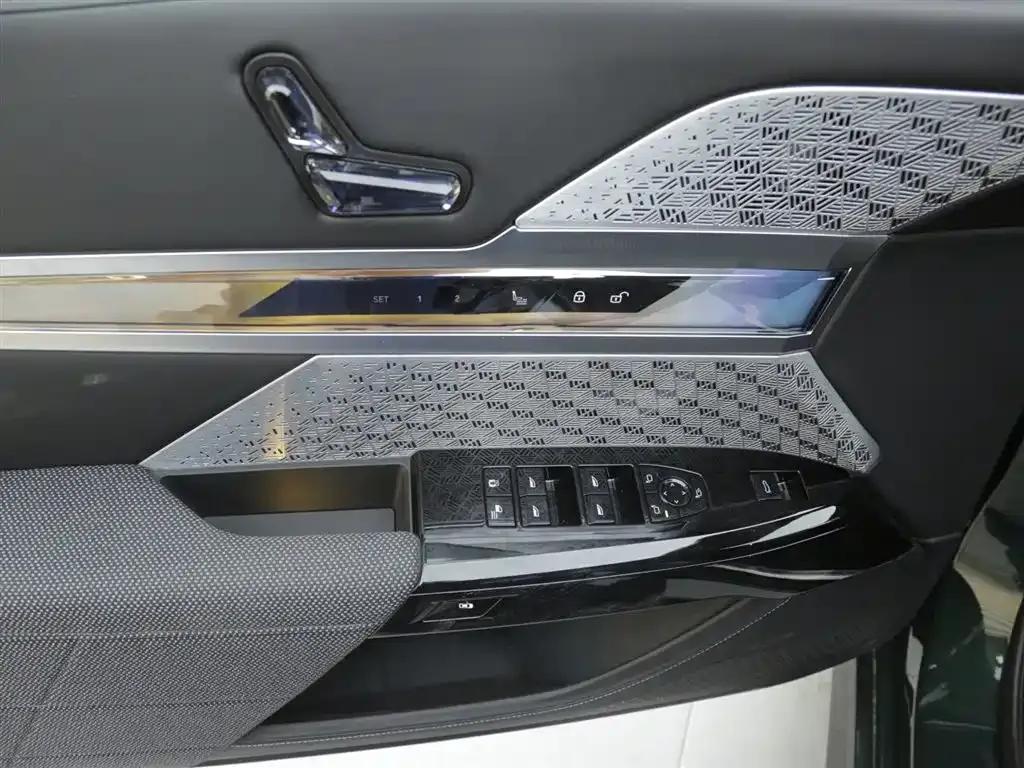 BMW i7 M70L 2023 Model — миниатюра 10