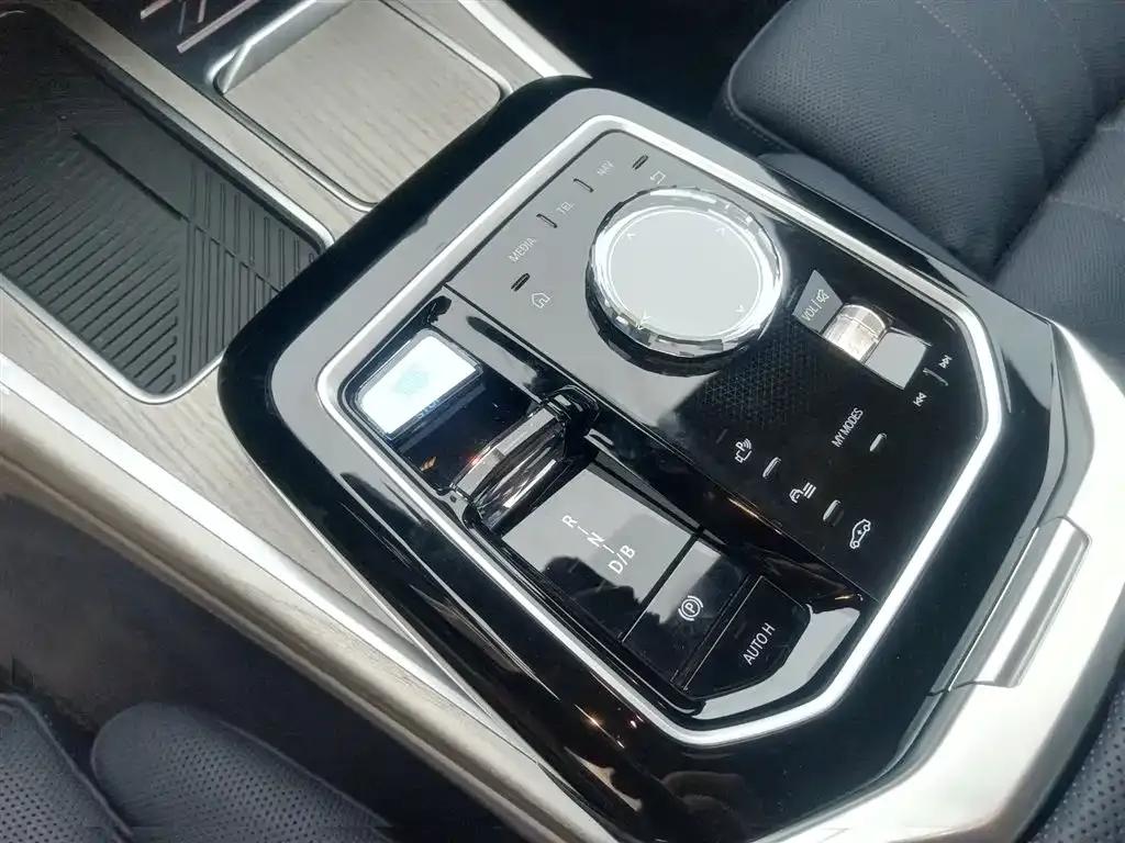BMW i7 M70L 2023 Model — миниатюра 11