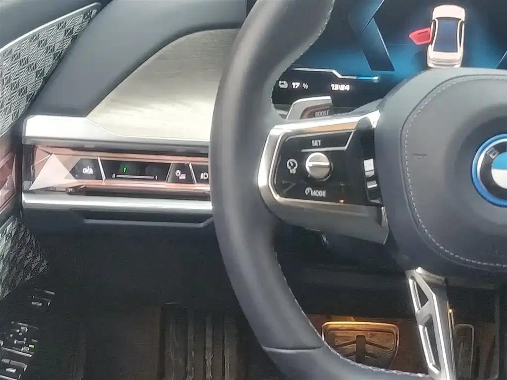 BMW i7 M70L 2023 Model — миниатюра 15