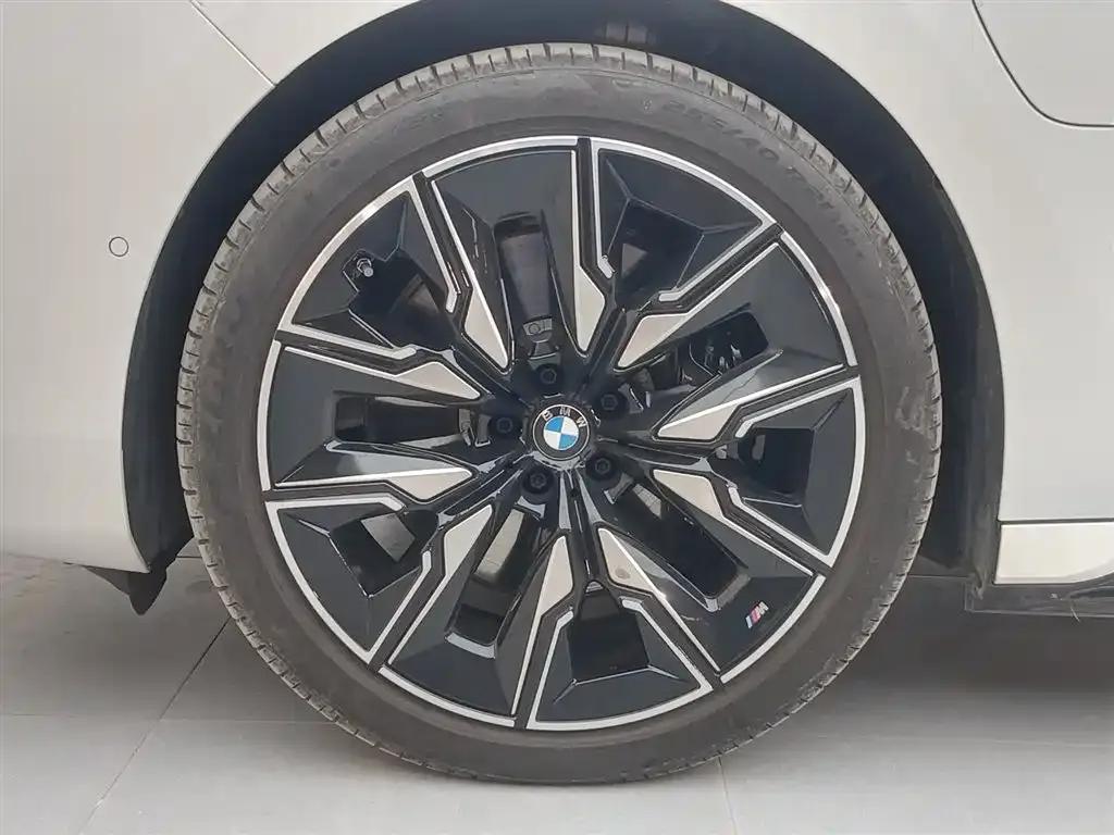 BMW i7 M70L 2023 Model — миниатюра 18