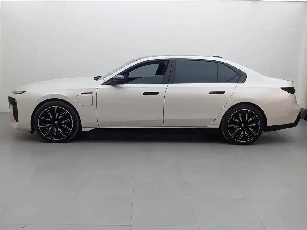 BMW i7 M70L 2023 Model — миниатюра 3