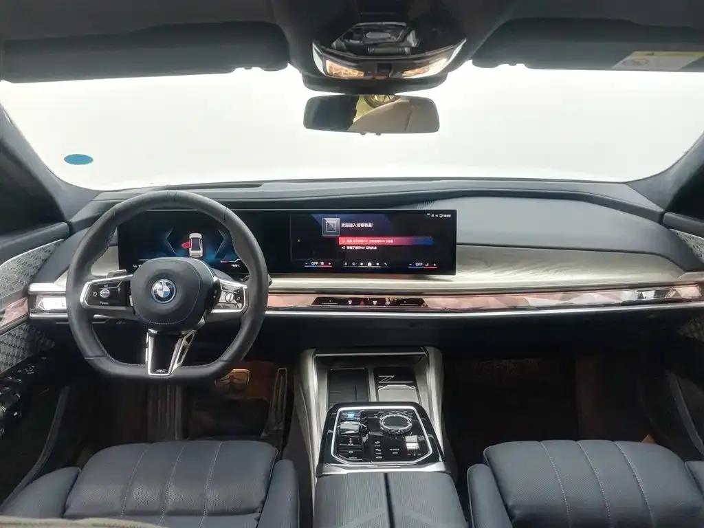 BMW i7 M70L 2023 Model — миниатюра 7