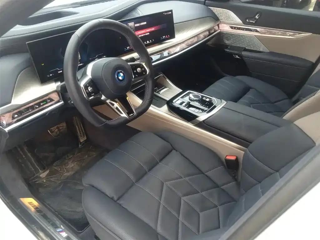 BMW i7 M70L 2023 Model — миниатюра 8