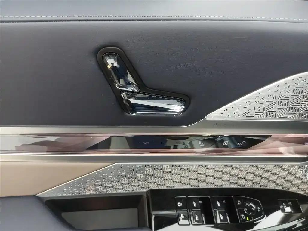 BMW i7 M70L 2023 Model — миниатюра 10