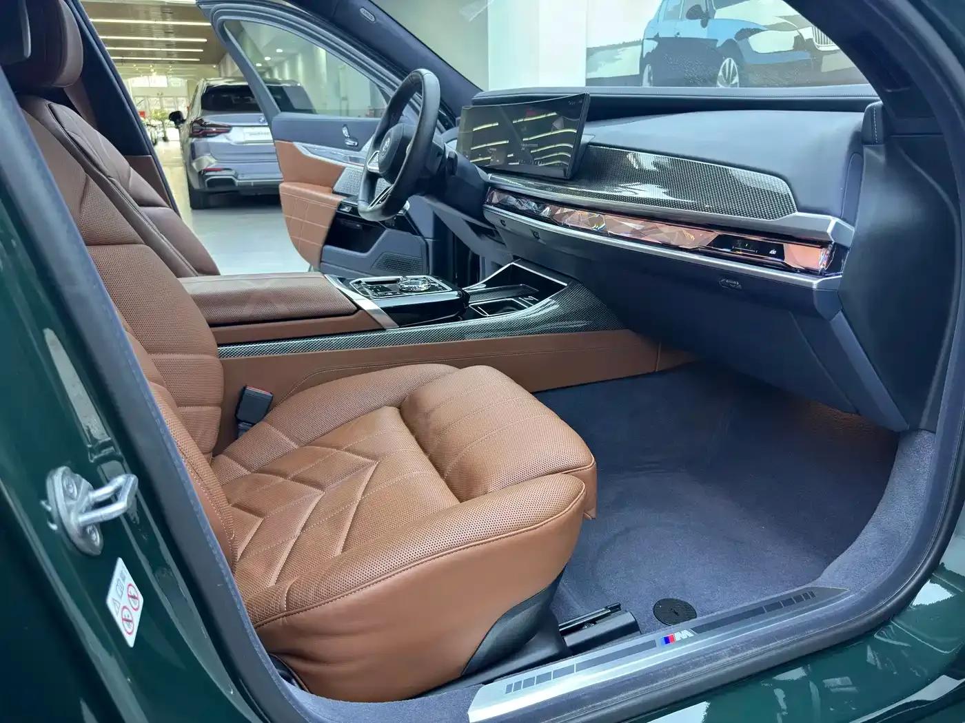 BMW i7 M70L 2023 Model — миниатюра 11