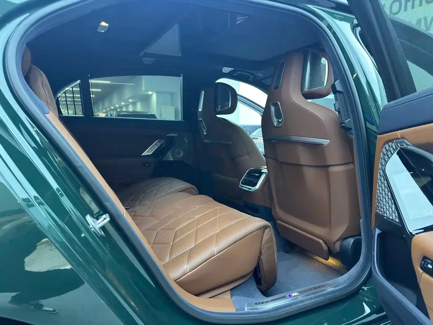 BMW i7 M70L 2023 Model — миниатюра 12