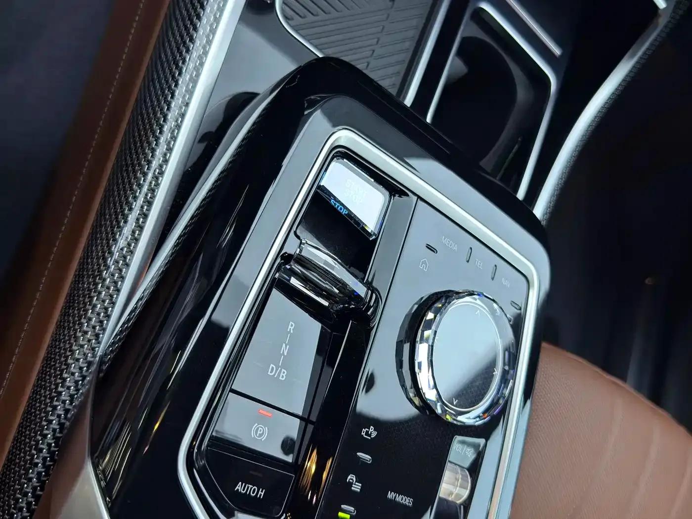 BMW i7 M70L 2023 Model — миниатюра 15