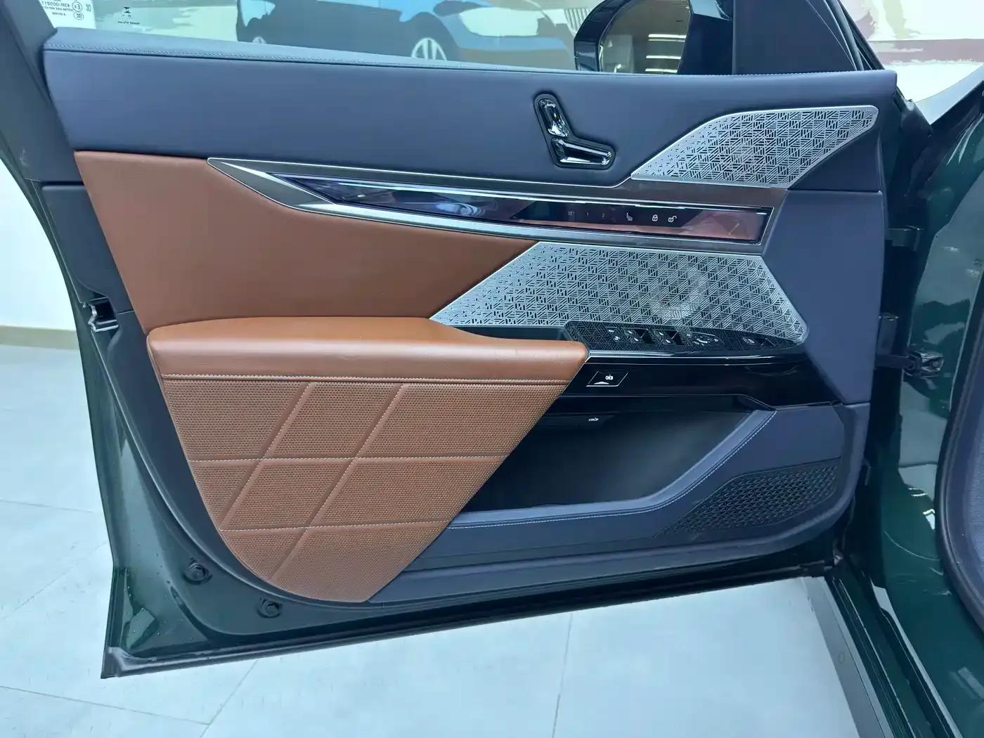 BMW i7 M70L 2023 Model — миниатюра 18