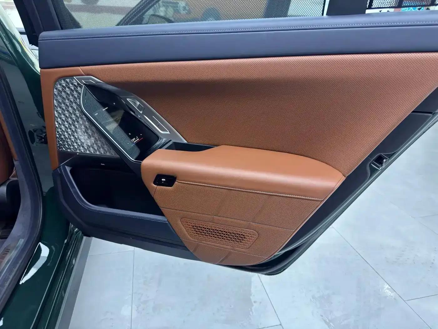 BMW i7 M70L 2023 Model — миниатюра 19