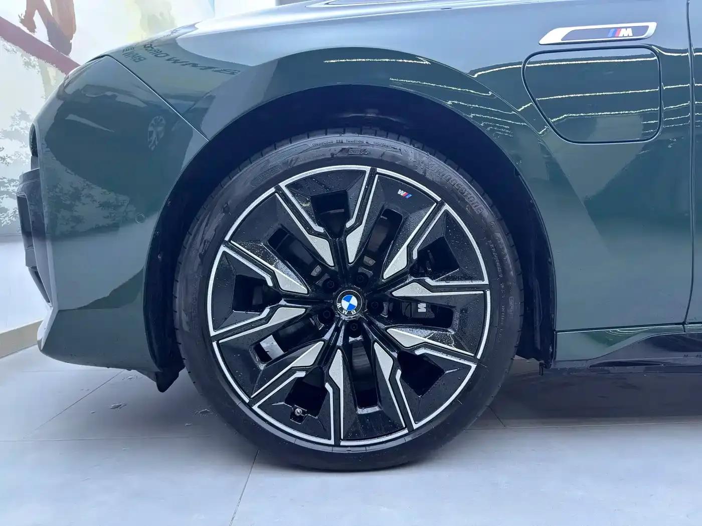 BMW i7 M70L 2023 Model — миниатюра 9