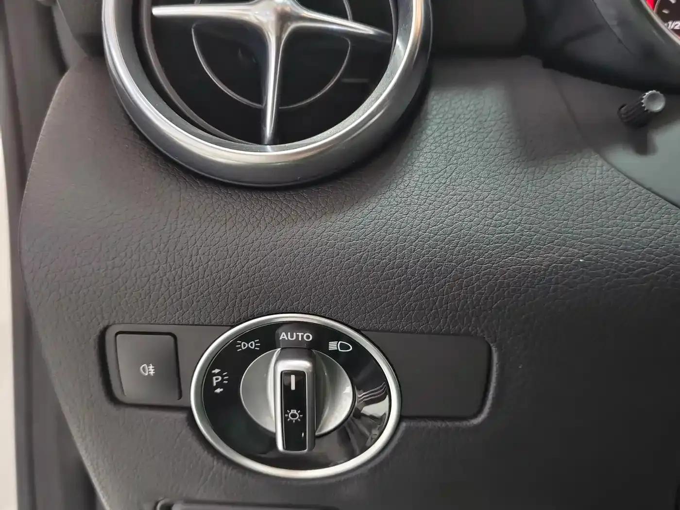 Mercedes-Benz SLC 2016 SLC 200 Dynamic — миниатюра 8