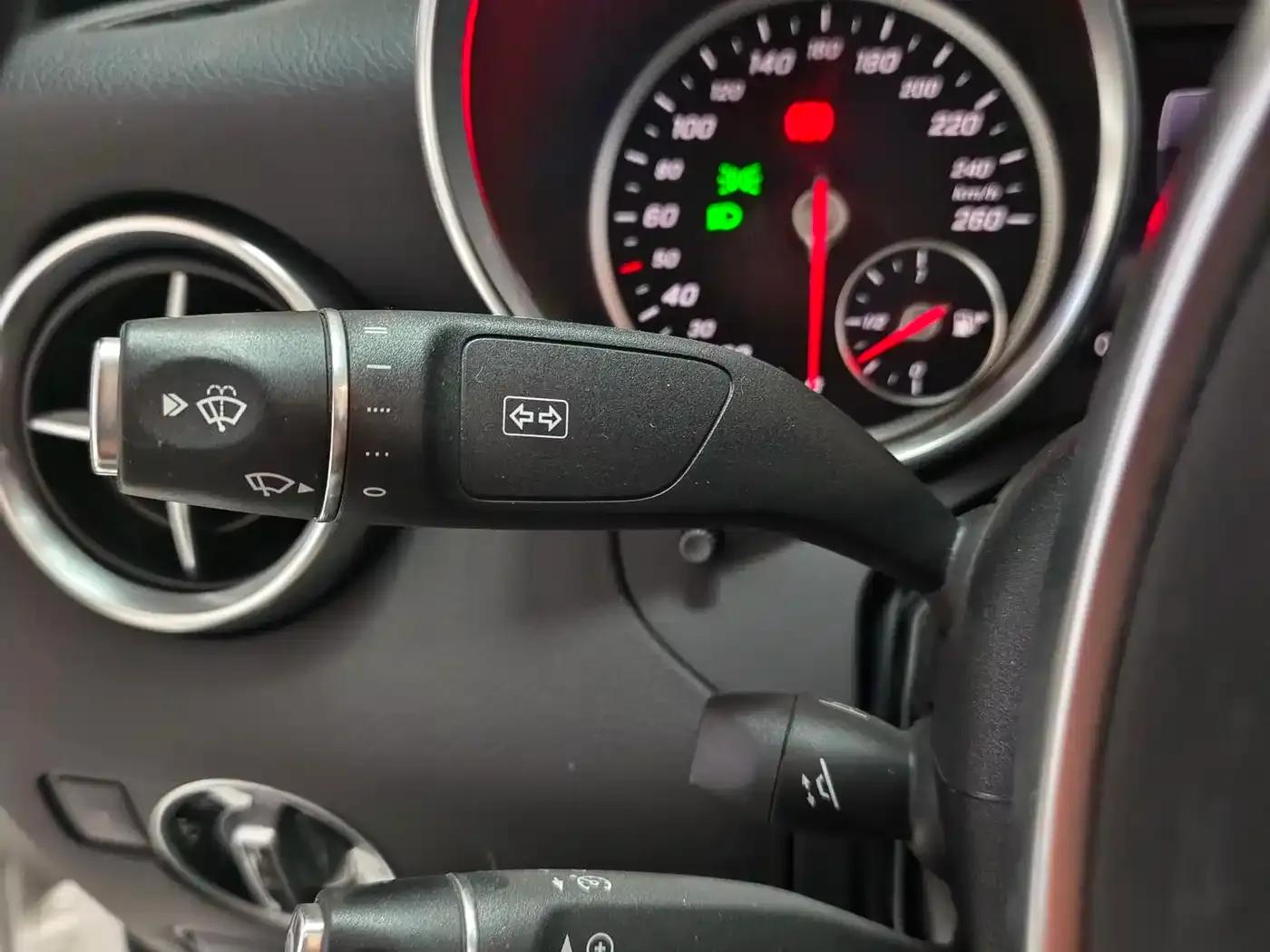 Mercedes-Benz SLC 2016 SLC 200 Dynamic — миниатюра 10