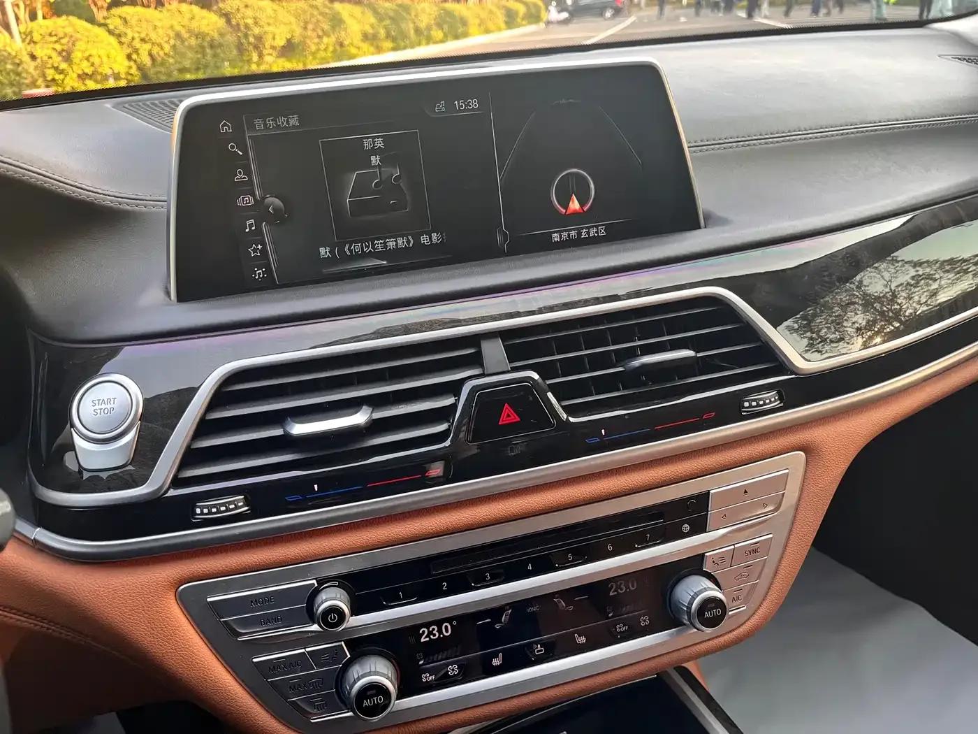 BMW 7 Series PHEV 2017 740Le xDrive — миниатюра 12