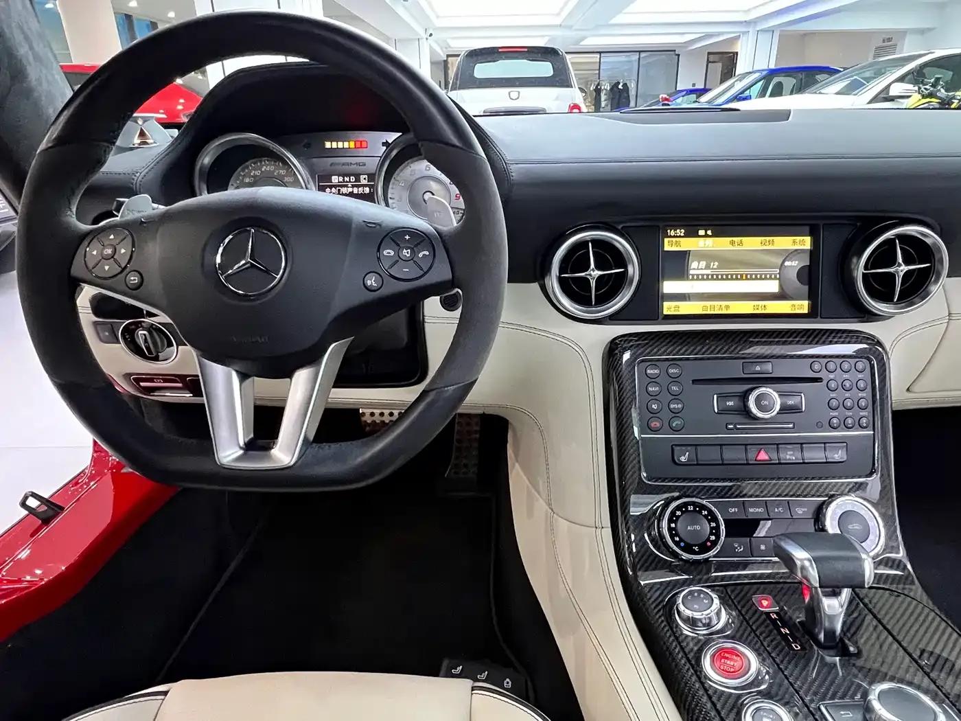 2011 Mercedes-Benz SLS AMG — миниатюра 11