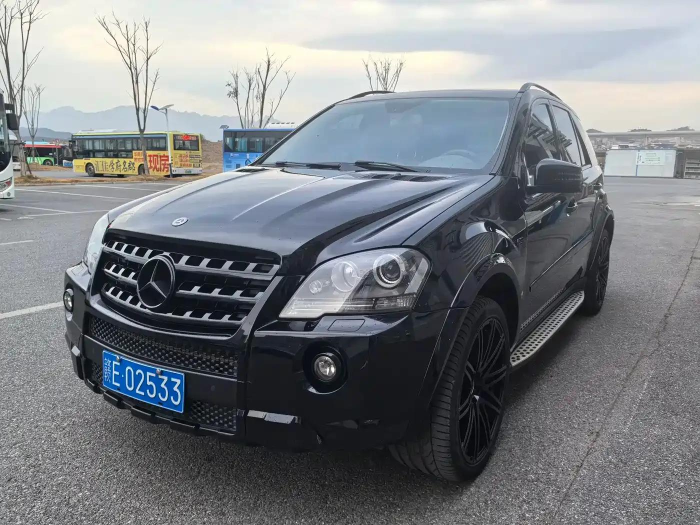 2011 Mercedes-Benz M-Class AMG ML 63 — миниатюра 1