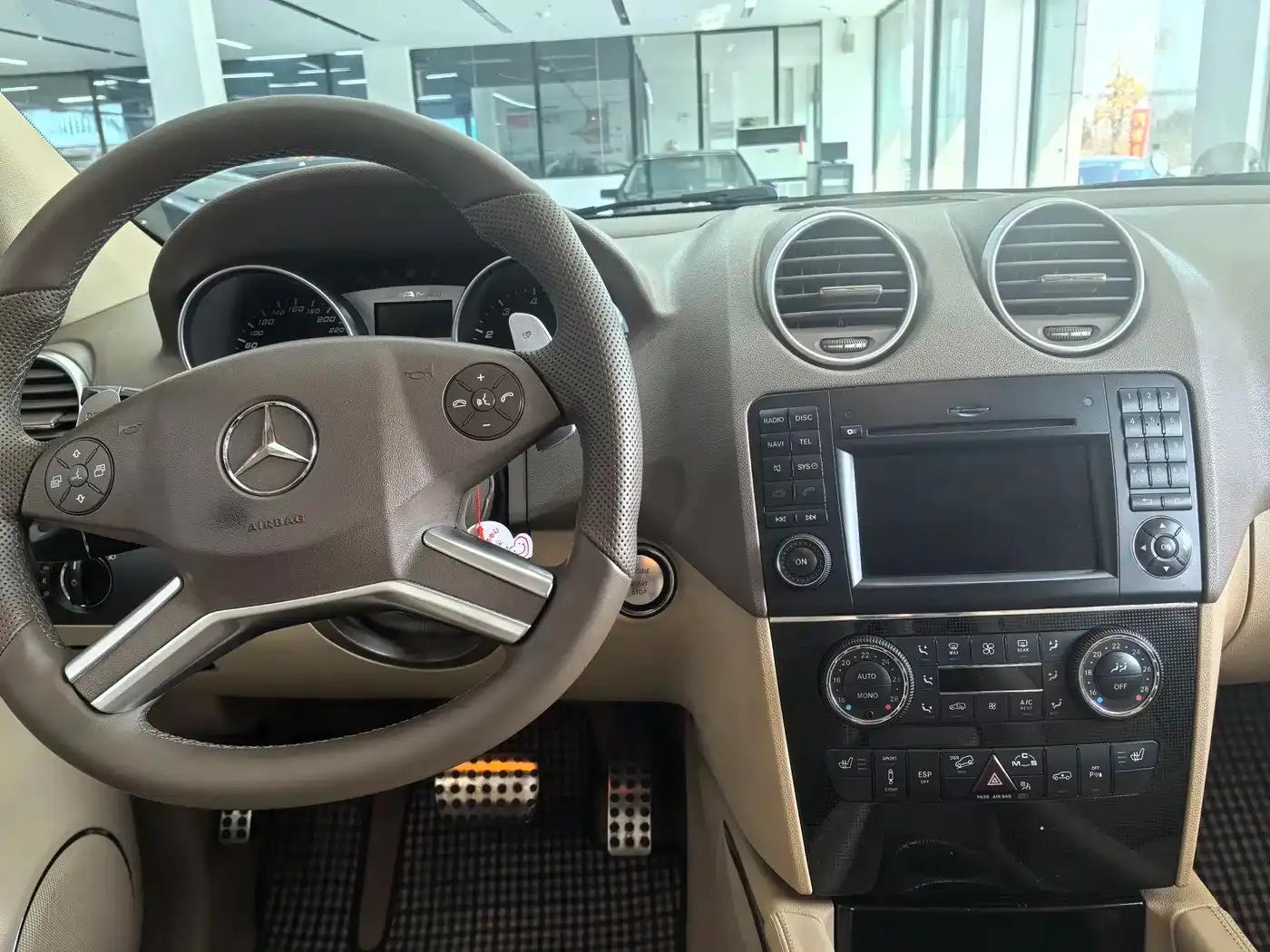 2011 Mercedes-Benz M-Class AMG ML 63 — миниатюра 12