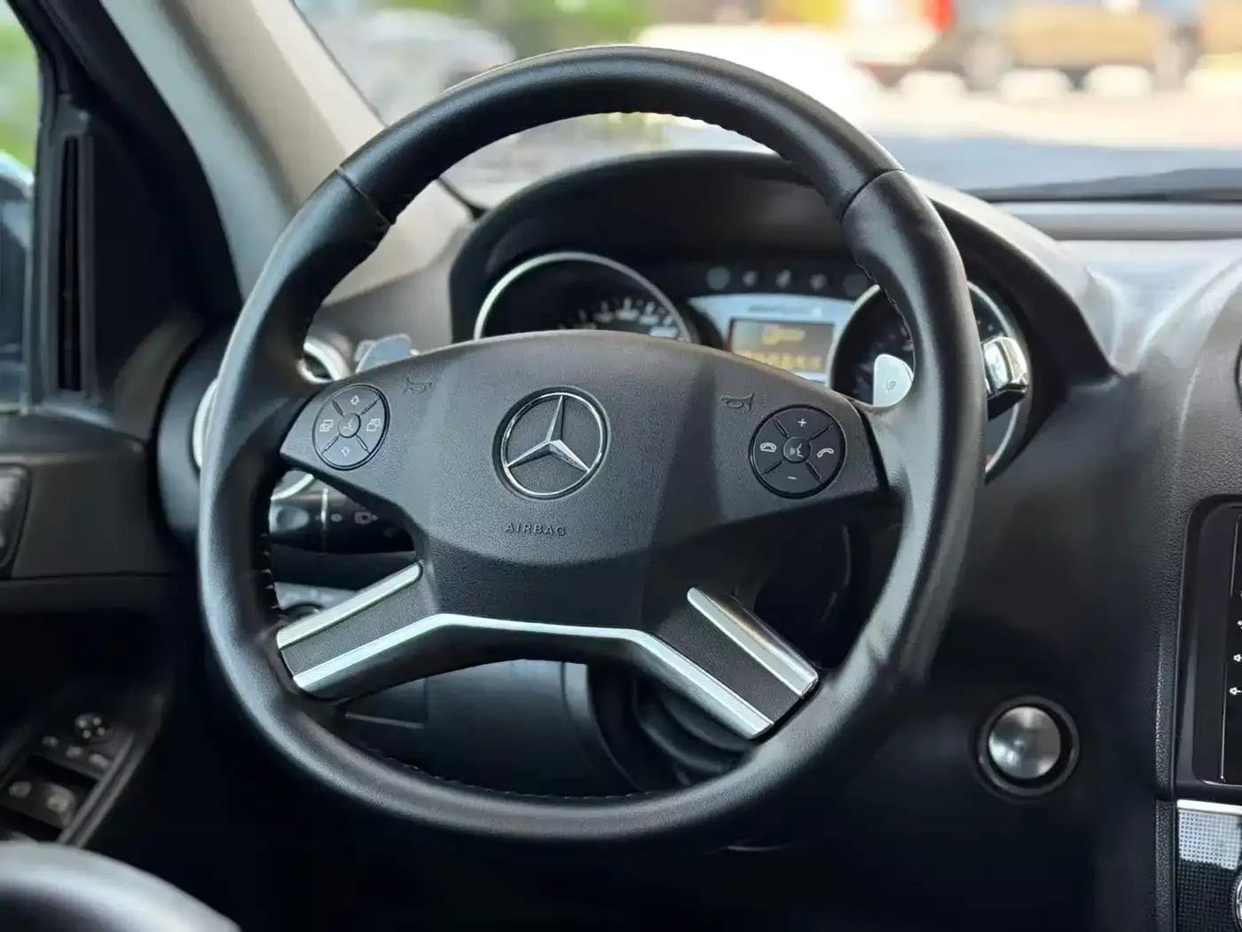 2012 Mercedes-Benz M-Class AMG ML 63 — миниатюра 12