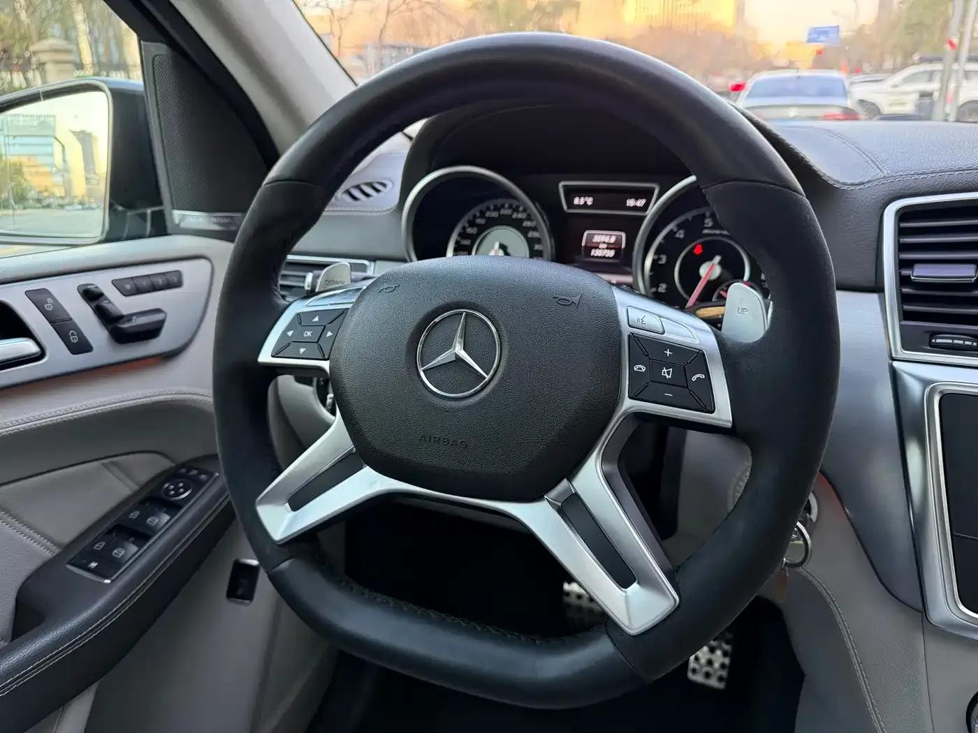 2012 Mercedes-Benz M-Class AMG ML 63 — миниатюра 13