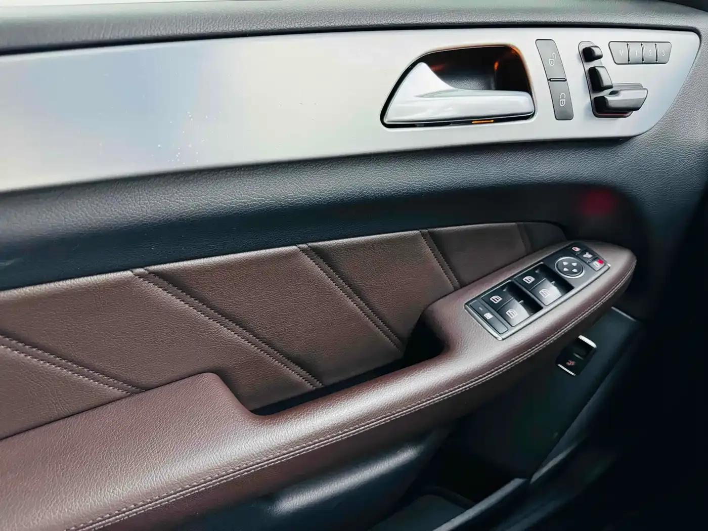 2012 Mercedes-Benz M-Class AMG ML 63 — миниатюра 18