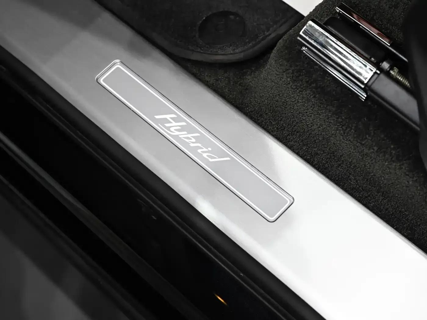 Bentayga Plug-in Hybrid 2021 3.0T PHEV — миниатюра 13
