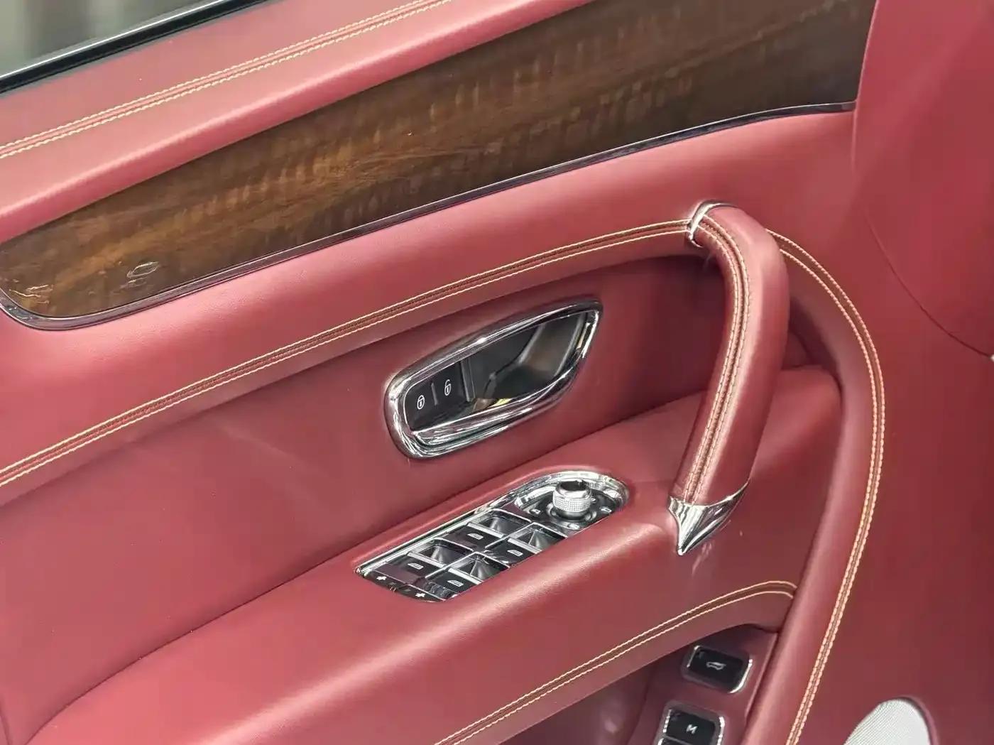 Bentayga Plug-in Hybrid 2019 3.0T PHEV — миниатюра 5