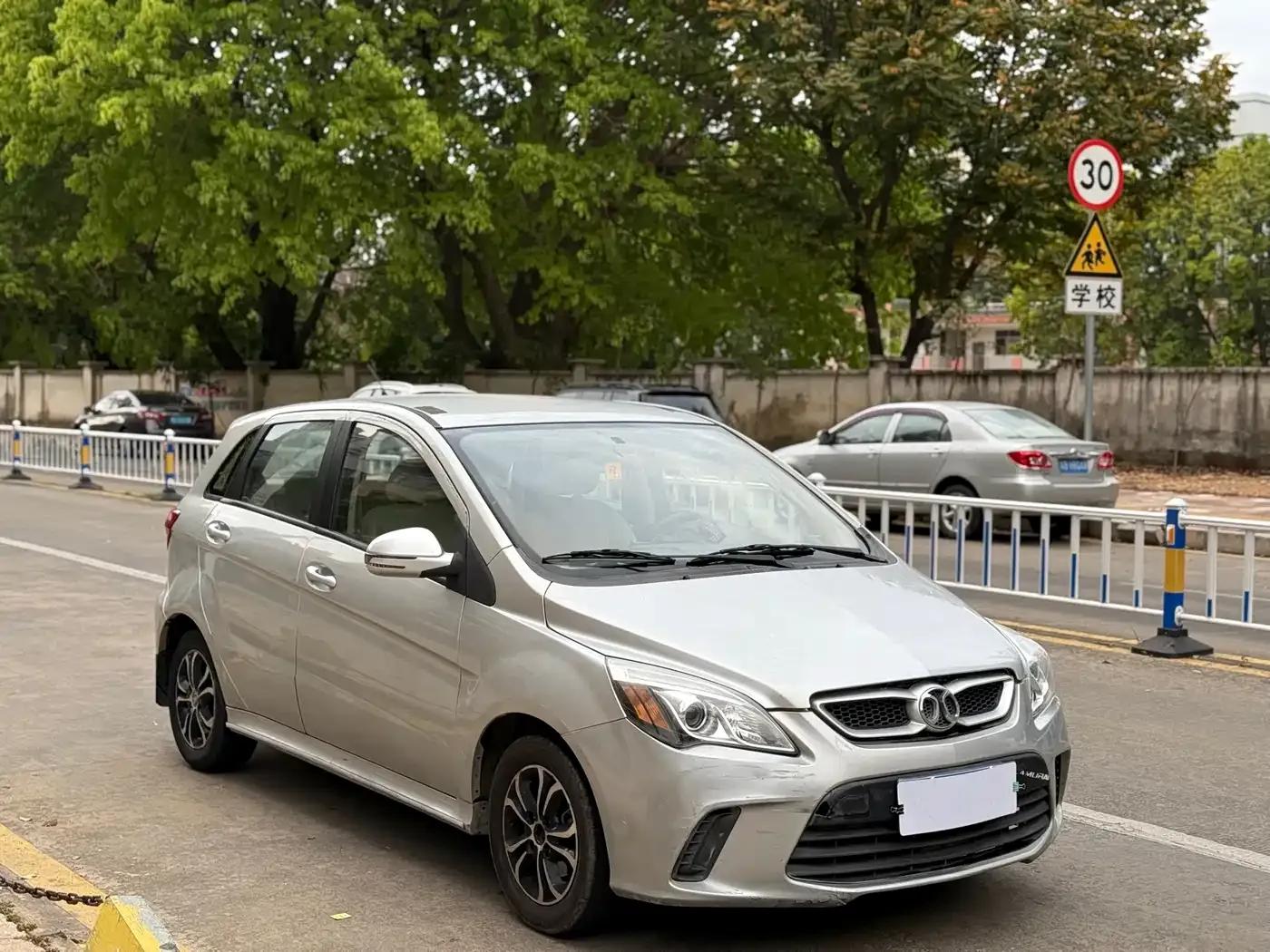2015 Senova D20 Hatchback 1.5L Manual Comfort Edition — миниатюра 3