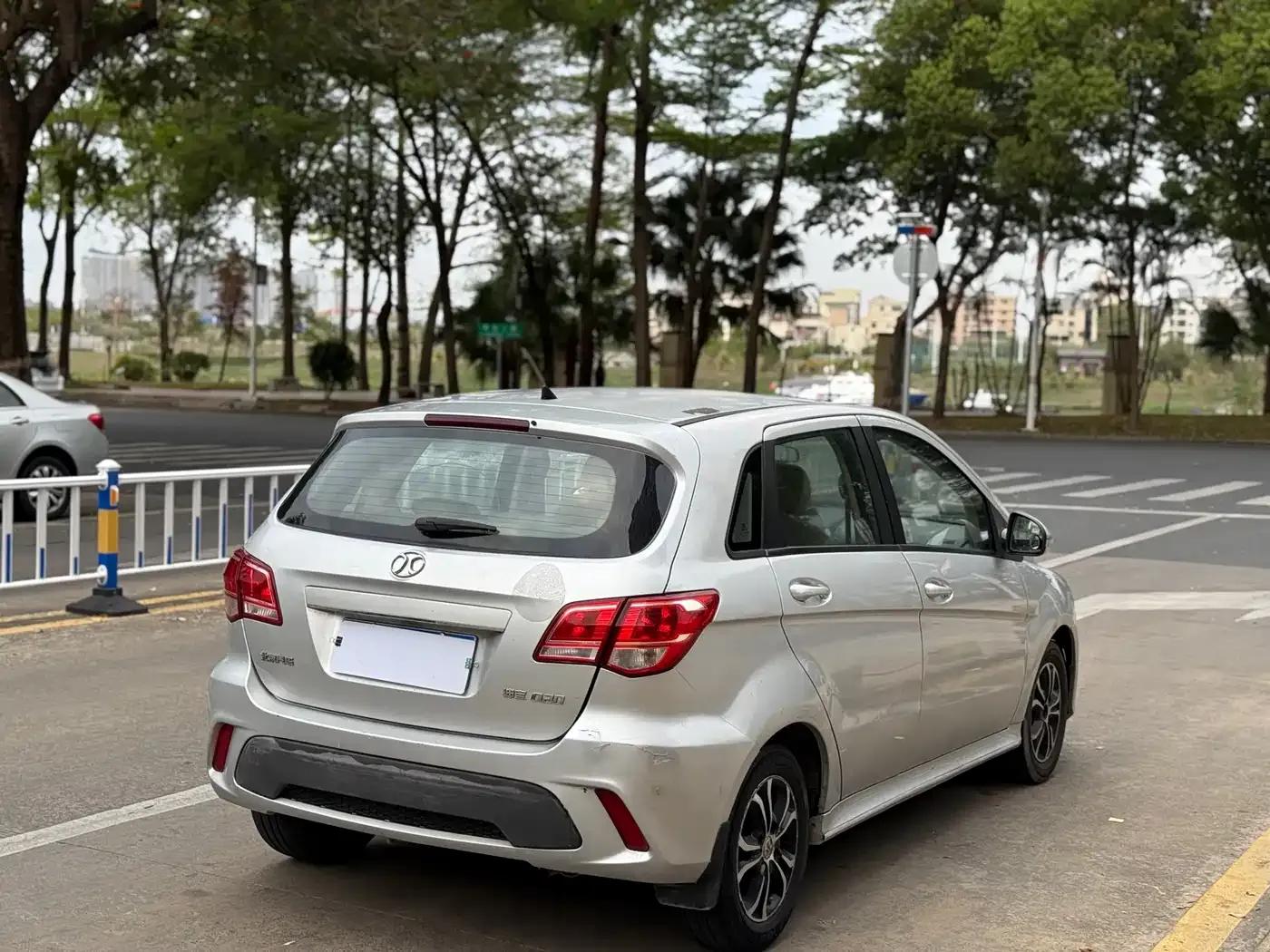 2015 Senova D20 Hatchback 1.5L Manual Comfort Edition — миниатюра 9