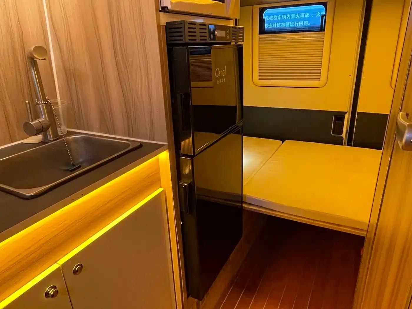 SAIC MAXUS V90 Motorhome 2021 Model 2.0T Traveler V90 Self-propelled Class B Motorhome Flagship Edition — миниатюра 21