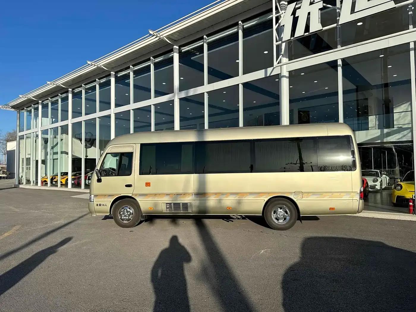 2015 Toyota Coaster 4.0L Premium Model GRB53L-ZCMSK 20-seater — миниатюра 4