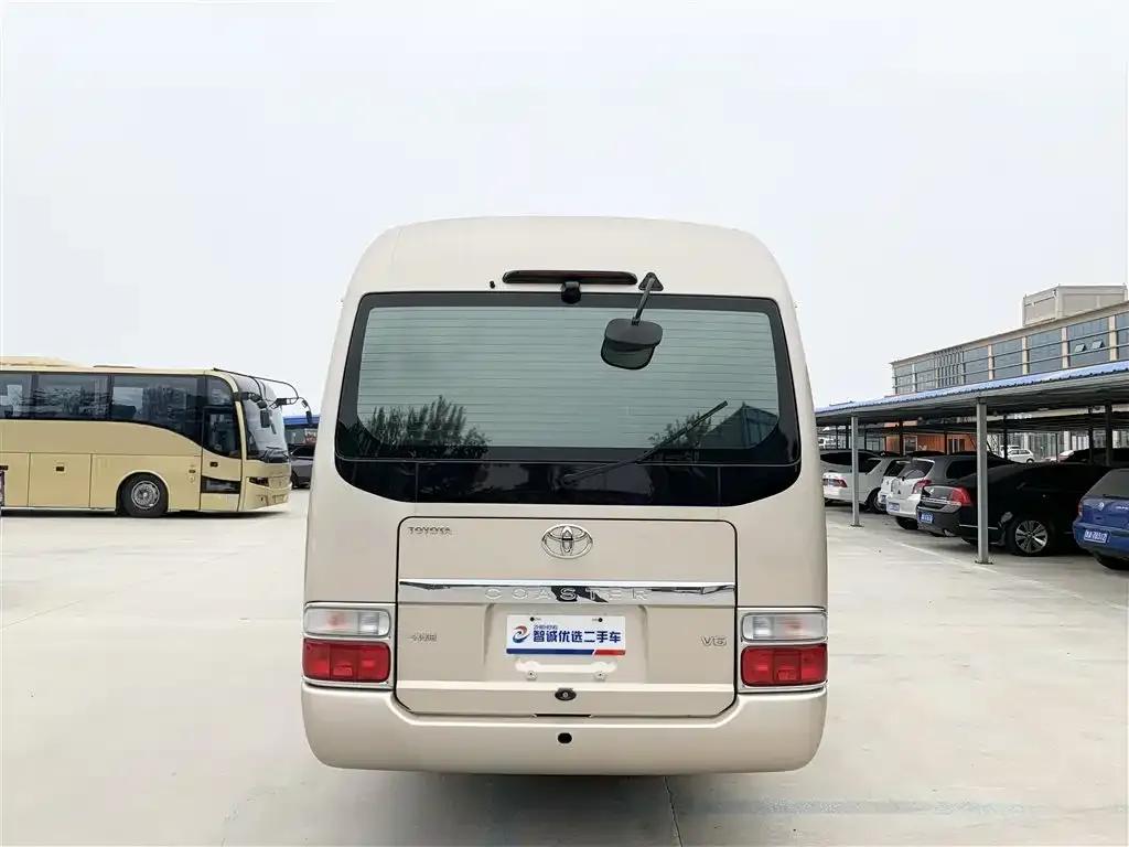 2015 Toyota Coaster 4.0L Manual — миниатюра 3