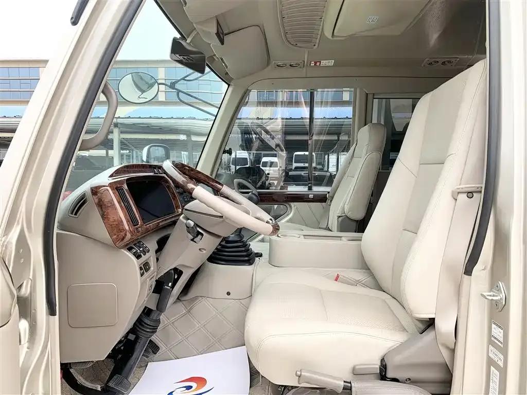 2015 Toyota Coaster 4.0L Manual — миниатюра 4